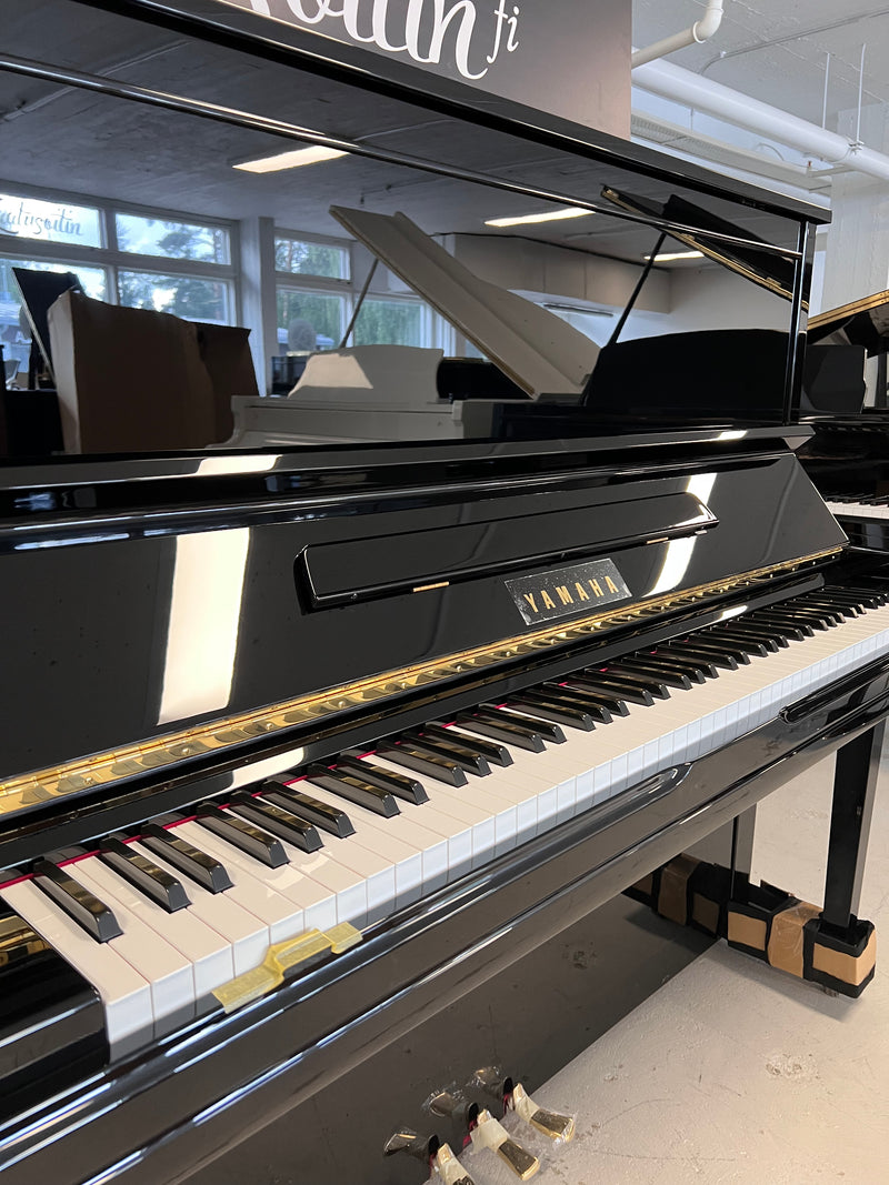 Yamaha U300